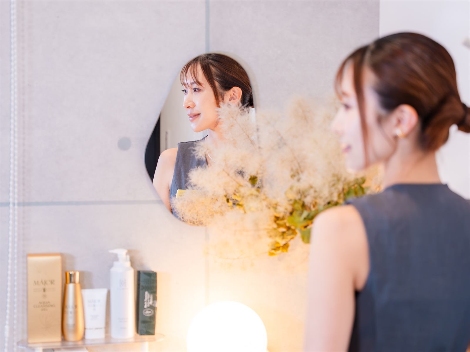 HBL BEAUTY 商品を持つ手元