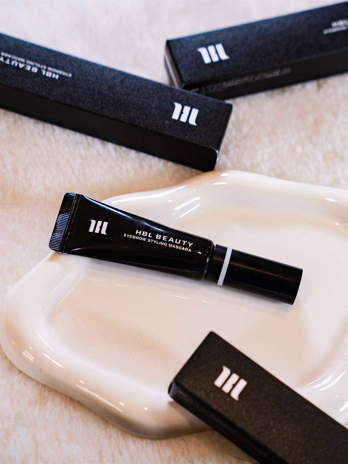 HBL BEAUTY アイブロウマスカラ 商品カット