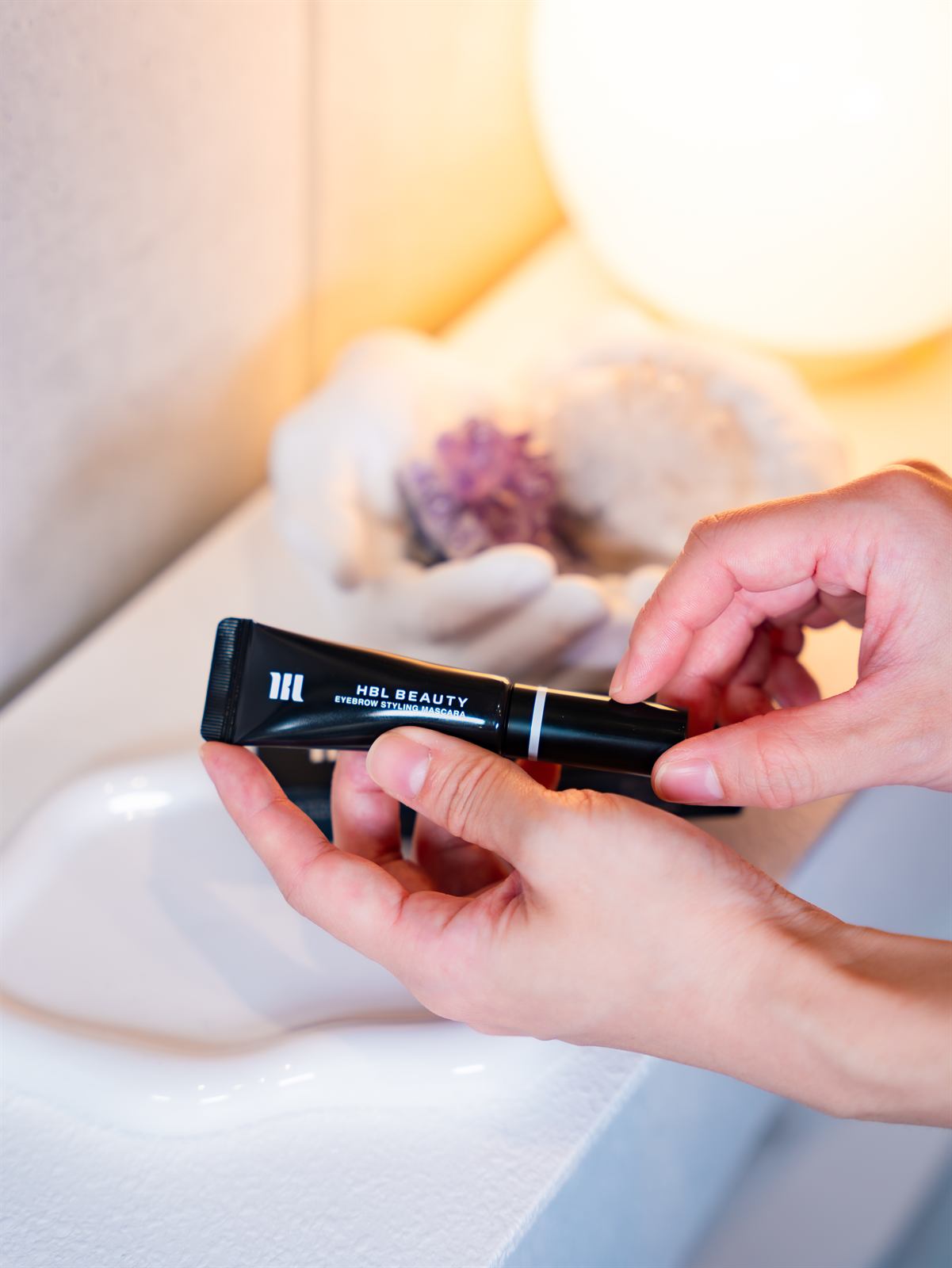 HBL BEAUTY 商品を持つ手元
